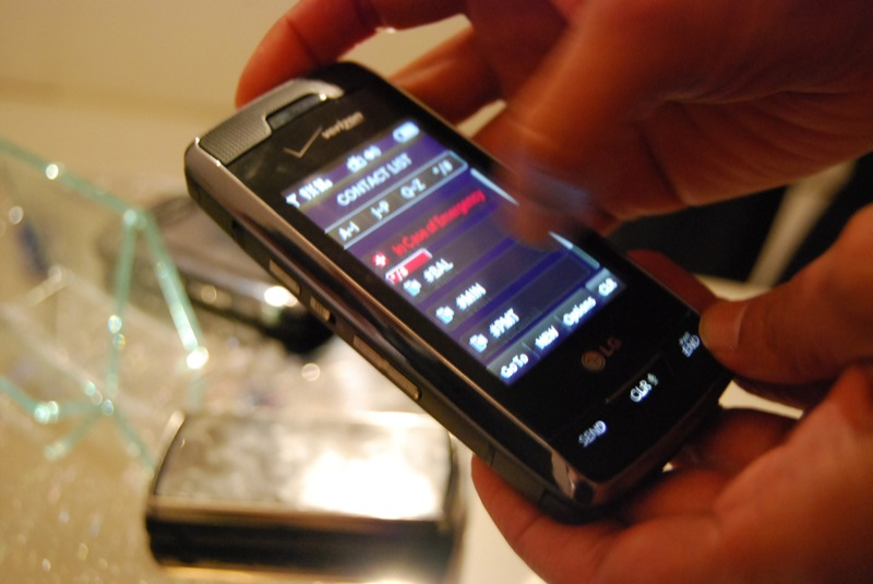 Illustration for article titled Verizon's LG VX10000 Voyager Revealed and Groped (with Gallery)